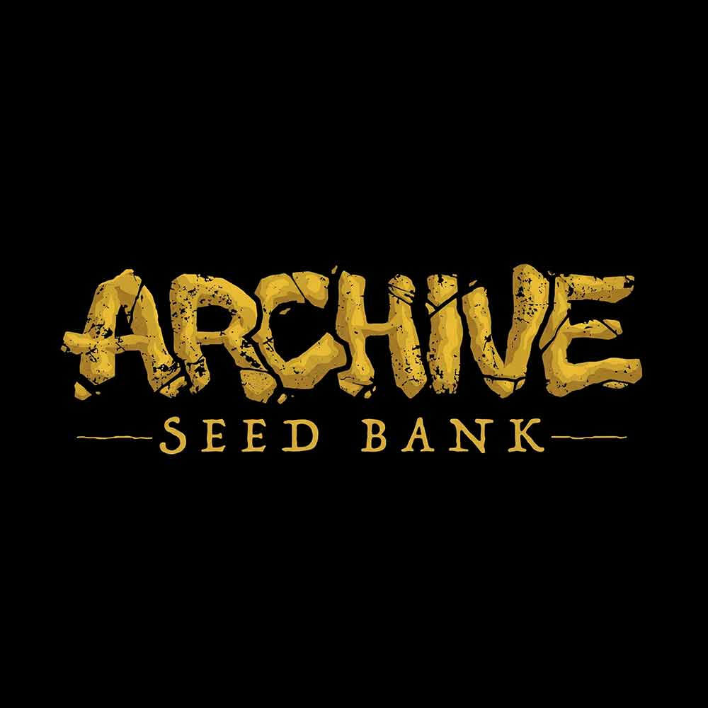 Auf schwarzem Hintergrund steht in gelber, abgenutzter Schrift „ARCHIVE“ über dem kleineren Schriftzug „SEED BANK“. Die Schrift wirkt rissig und verwittert.