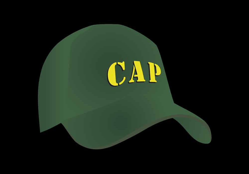 Eine grüne Baseballkappe, auf deren Vorderseite vor schwarzem Hintergrund in fetten gelben Buchstaben das Wort „CAP“ steht.