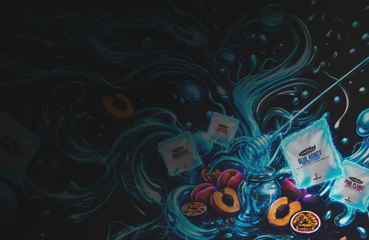 Kissen mit der Aufschrift „Blue Honey“ liegen zwischen Honiggläsern, einem Honiglöffel und halbierten Pflaumen, umgeben von wirbelnder blauer Flüssigkeit und dunklen, lebhaften künstlerischen Farbspritzern.