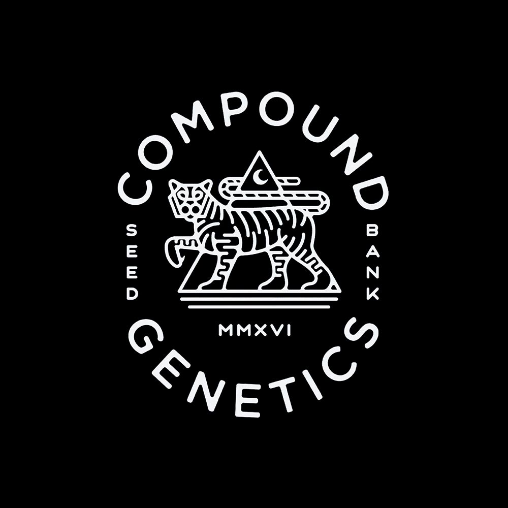 Weißes Strichgrafik-Logo eines Tigers mit einer Pyramide und einem Auge auf seinem Rücken, umgeben von dem Text COMPOUND GENETICS SEED BANK MMXVI auf schwarzem Hintergrund.