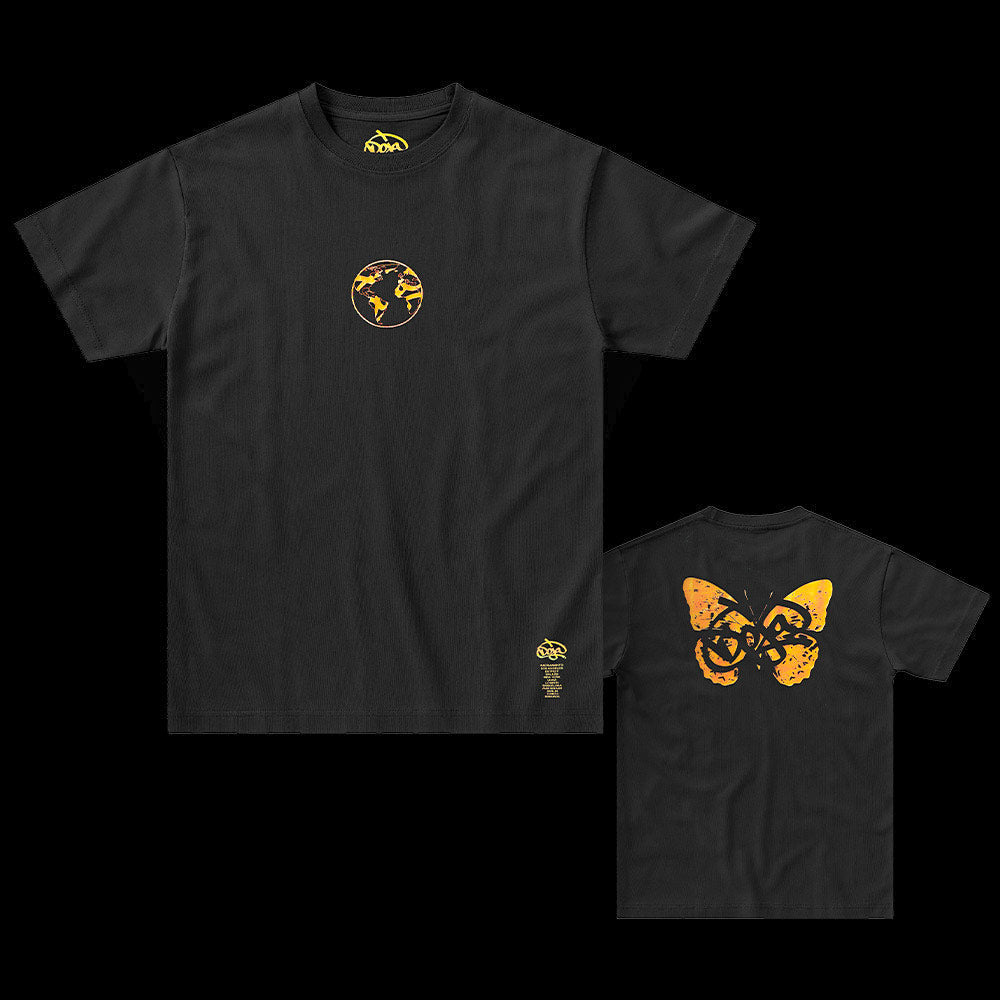 Doja T-Shirt Schmetterling Orange: Schwarzes T-Shirt mit kleiner gelber Weltkugel auf der Vorderseite, großer gelber Schmetterling auf dem Rücken.