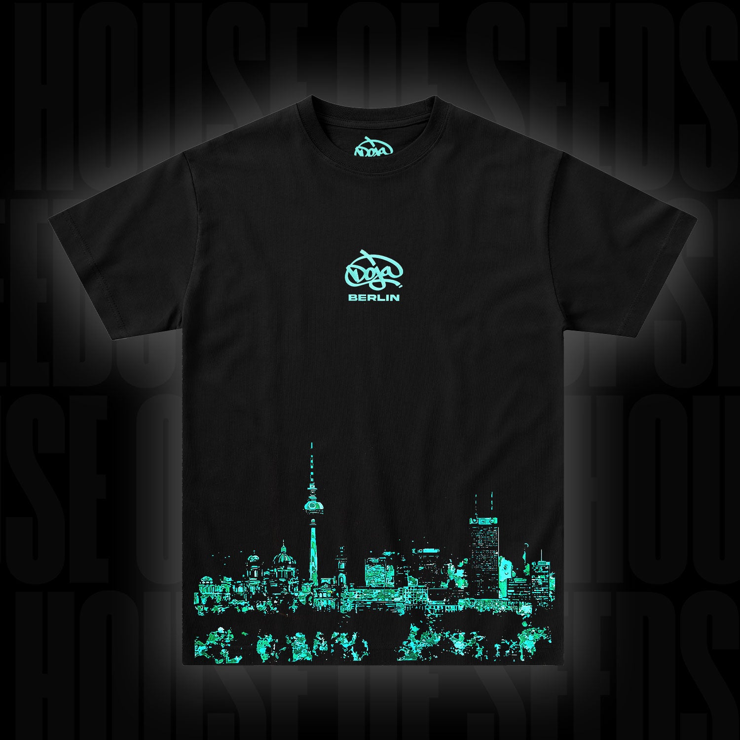 Doja T-Shirt Berlin Grün: Schwarzes T-Shirt mit blaugrüner Berliner Skyline am Saum und kleinem Brustlogo.