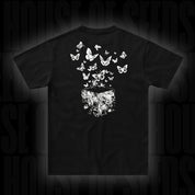 Doja T-Shirt Schmetterling Weiß: Schwarzes T-Shirt mit weißen Schmetterlingen und einem geometrischen Muster auf der Rückseite.