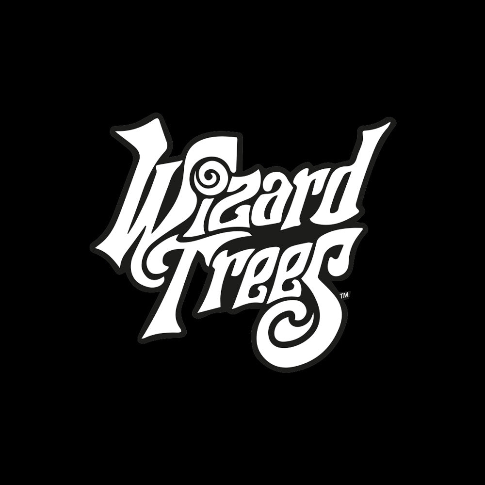 Das „Wizard Trees“-Logo in fetter, weißer, stilisierter Schrift auf einem einfarbigen schwarzen Hintergrund.
