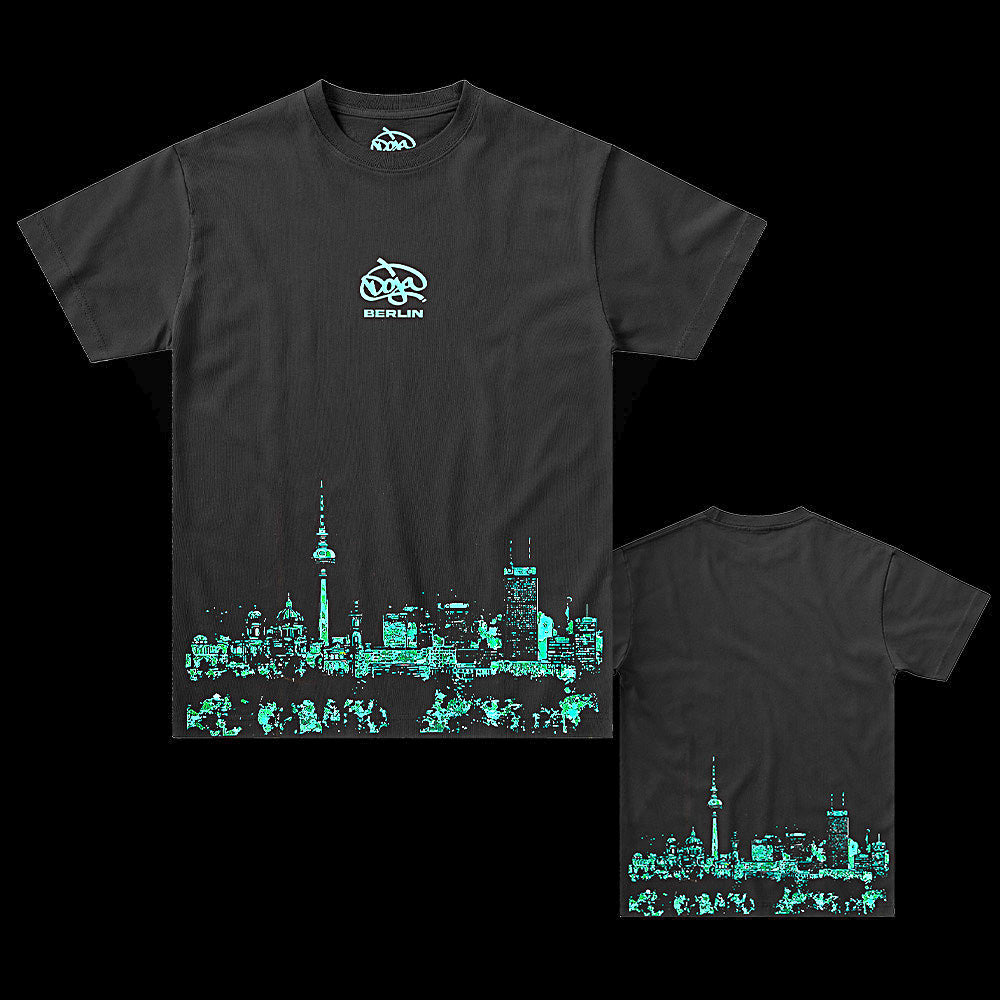 Lila Doja T-Shirt mit einem Schmetterlingsmotiv am unteren Rand und einem kleinen Doja-Logo auf der Brust.